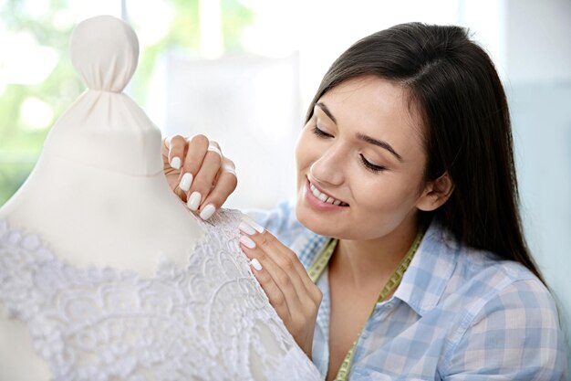 Uśmiechnięta osoba z haftem